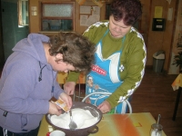 Príprava koláča na výstavu - Jožkovi pomáhajú klientky