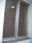 Okno na poschodí budovy 1 - pri inšpekčnej izbe